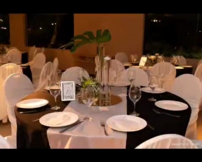 Mesa elegante en blanco y negro