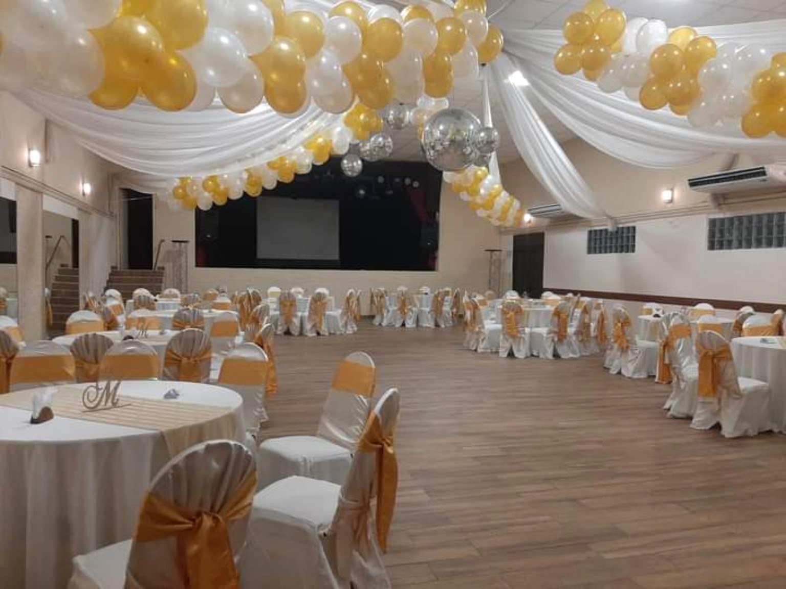 Salón decorado en blanco y dorado