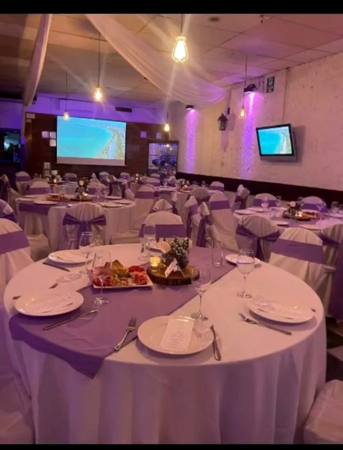 Salón iluminado en violeta